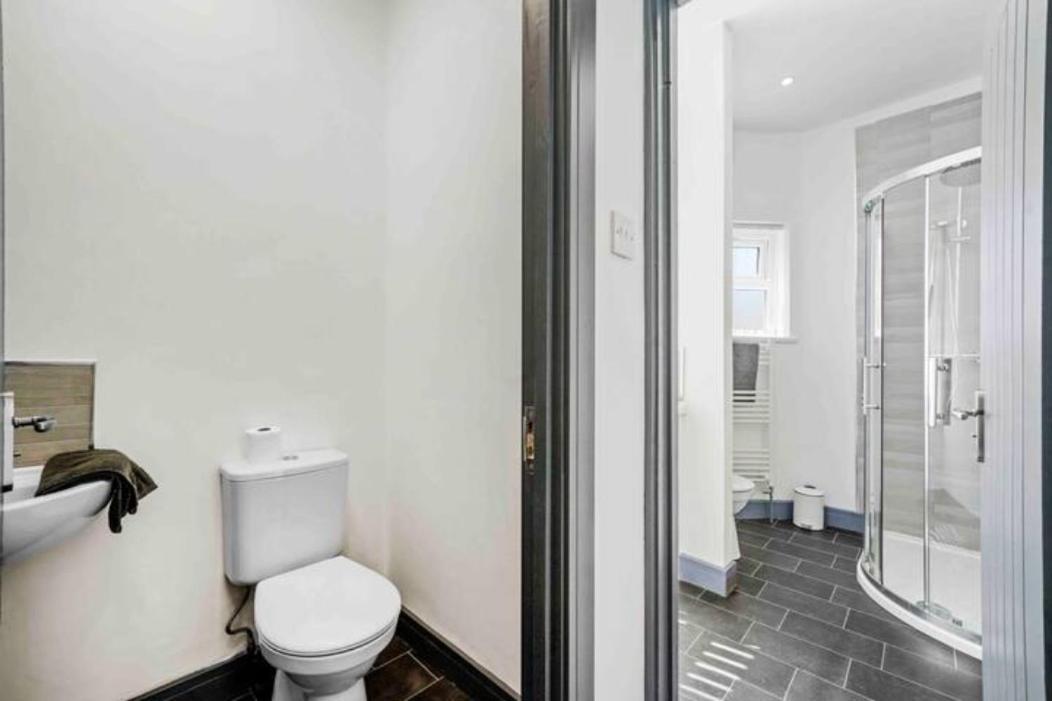 Modern Equipped 4 Bedroom House In Central Stoke-Free Parking ภายนอก รูปภาพ