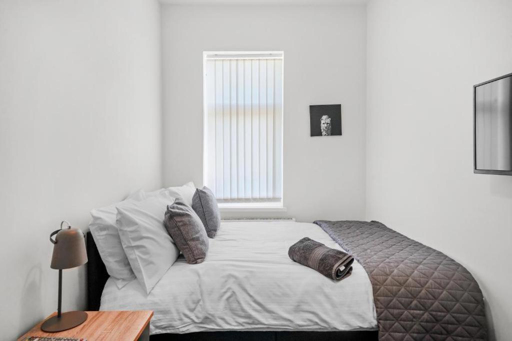 Modern Equipped 4 Bedroom House In Central Stoke-Free Parking ภายนอก รูปภาพ