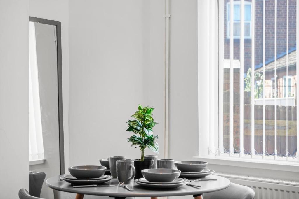Modern Equipped 4 Bedroom House In Central Stoke-Free Parking ภายนอก รูปภาพ