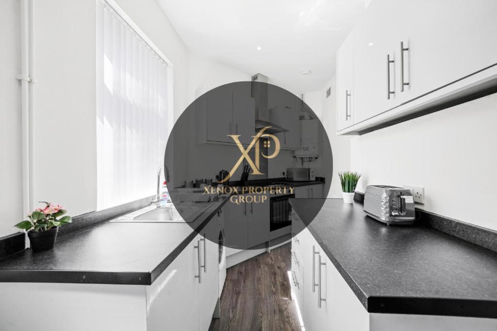 Modern Equipped 4 Bedroom House In Central Stoke-Free Parking ภายนอก รูปภาพ